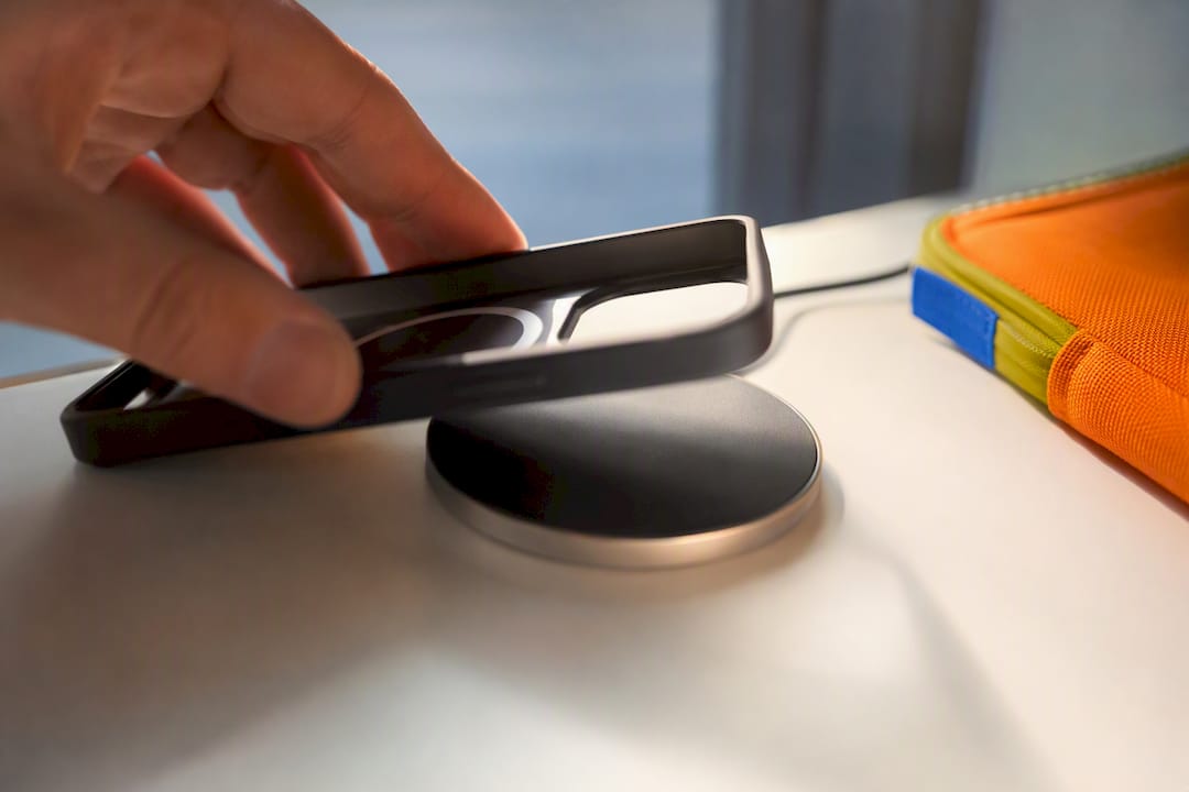 Magnetring an der Kante einer anonymen Hülle