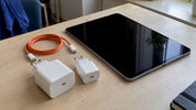 iPad neben zwei USB-C-Ladegeräten