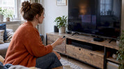 Nutzerin testet Apple TV am Fernseher